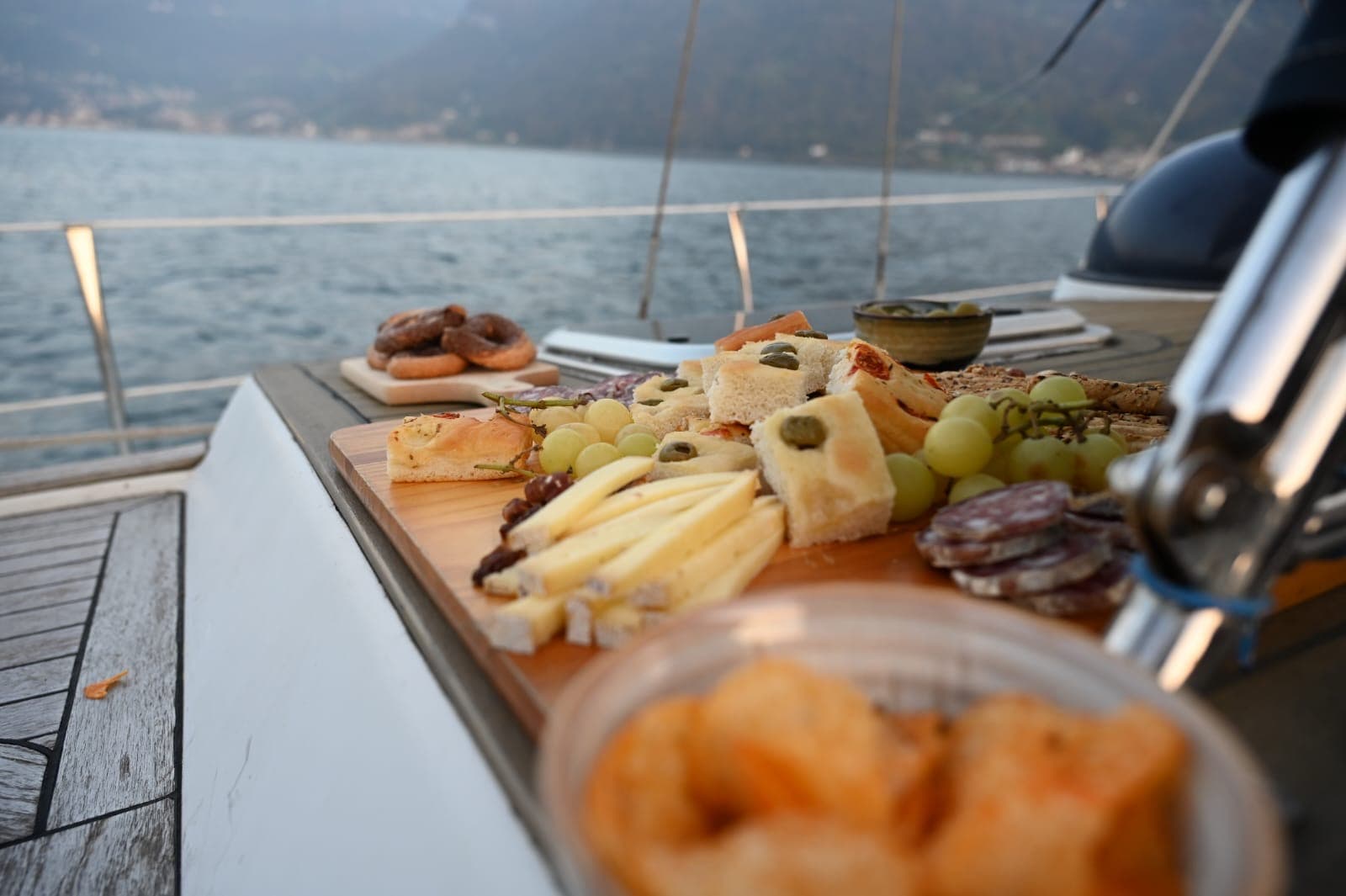 Aperitivo in Barca a Vela sul Lago d'Iseo – Velamore